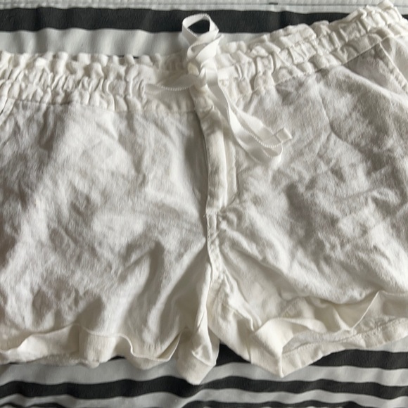 White shorts - Picture 1 of 2